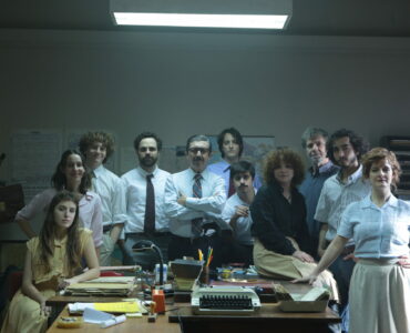 Das Anwaltsteam aus Argentina, 1985 posiert im schwummrigen Licht des Büros - Neu bei Prime im Oktober 2022