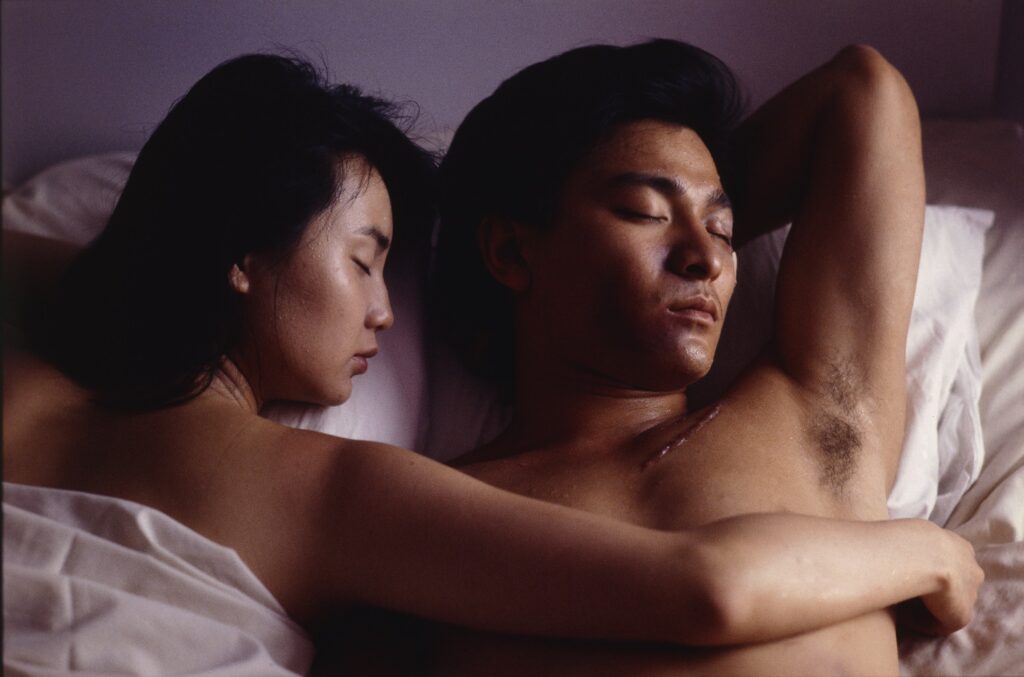 Im Bett liegend legt Maggie Cheung im Schlaf ihren Arm um Andy Lau - As Tears Go By.
