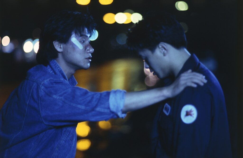 Die Freunde stehen nachts am Pier, der mit einem Kopfverband versehene Jackie Cheung packt den besorgten Andy Lau an der Schulter - As Tears Go By.