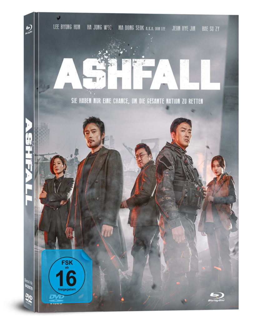 Das Mediabook Cover von Ashfall zeigt die fünf Hauptfiguren des Films. Die Beine von ihnen sind kaum erkennbar, da diese von einer leichten Aschewolke vernebelt werden.