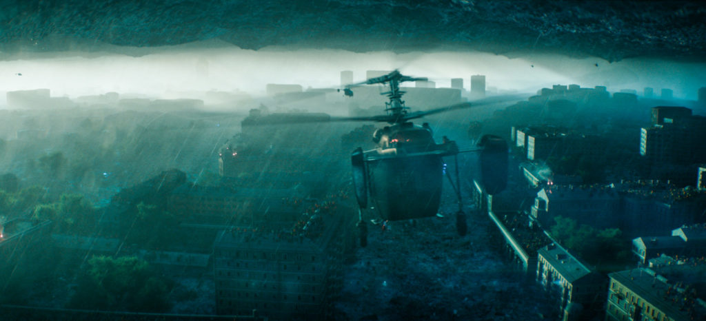 Ein Hubschrauber im Krisingebiet in Attraction 2: Invasion