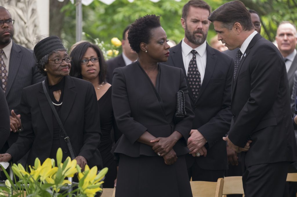 Colin Farell spricht mit der Witwe Viola Davis auf dem Friedhof bei der Beerdigung ihres Mannes in Widows - Tödliche Witwen
