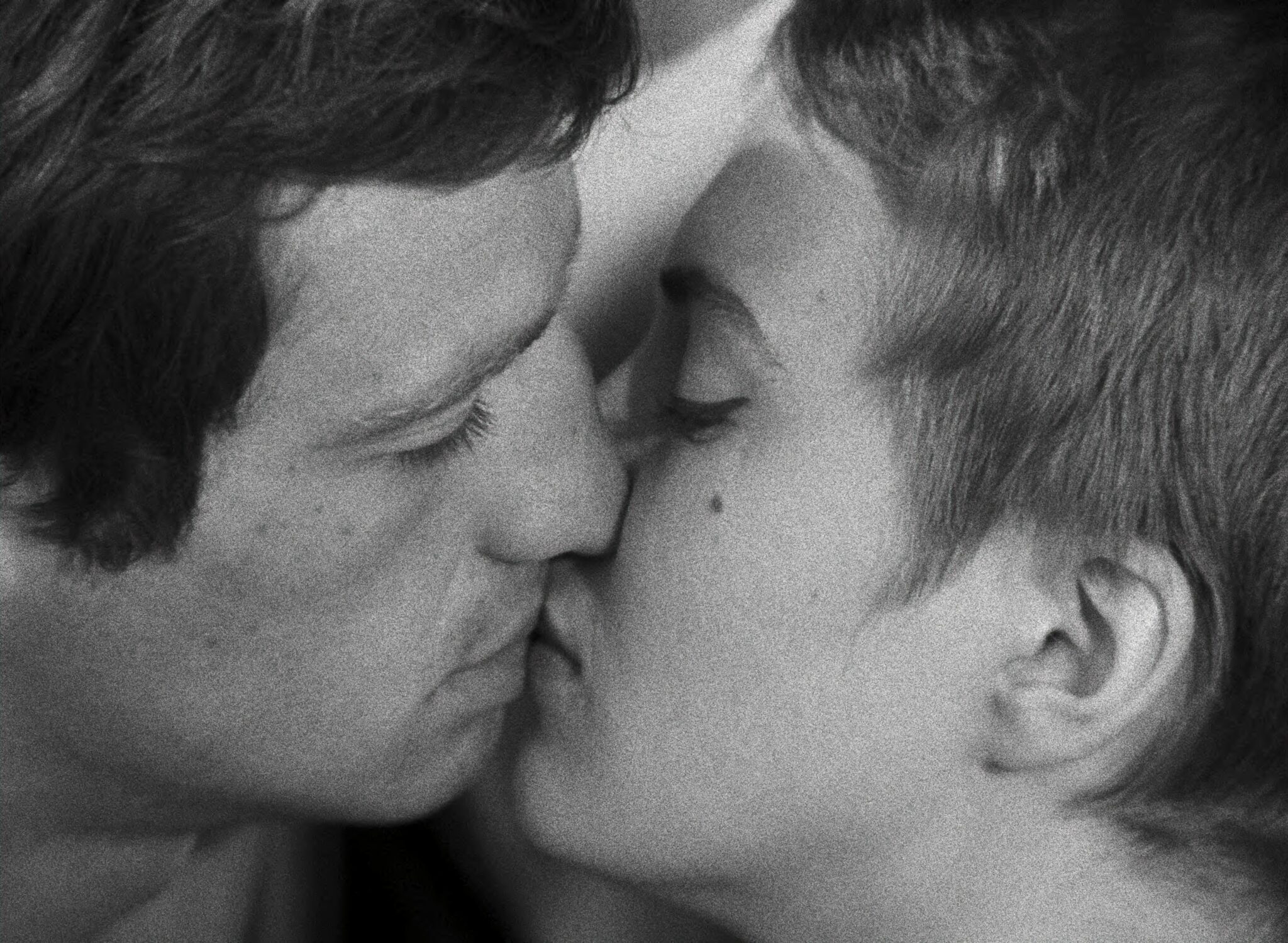 Das Filmpaar küsst sich leidenschaftlich in Außer Atem.