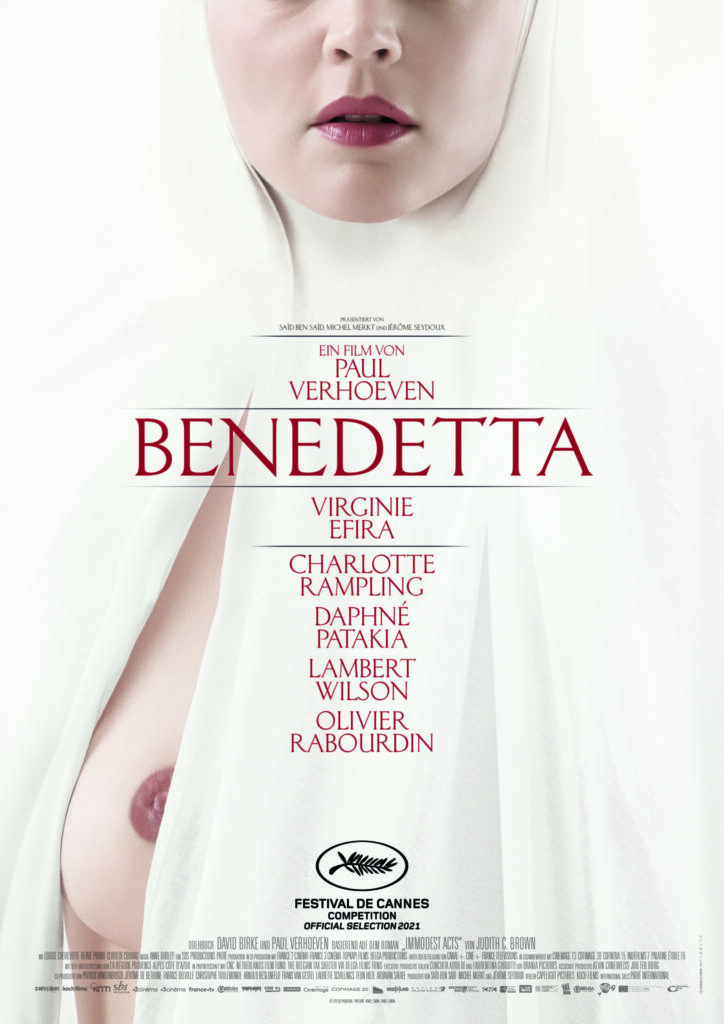 Das Kinoposter zu Benedetta zeigt Benedetta in der Nonnenkluft, aus der leicht ihre rechte Brust herausschaut.