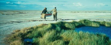 Claire, gespielt von Solveig Dommartin, läuft links von Farber, gespielt von William Hurt, durch die australische Wüste. Zwischen sich tragen sie eine Flugzeugtür. Bei ihrer Wanderung passieren sie ein Wasserloch.
