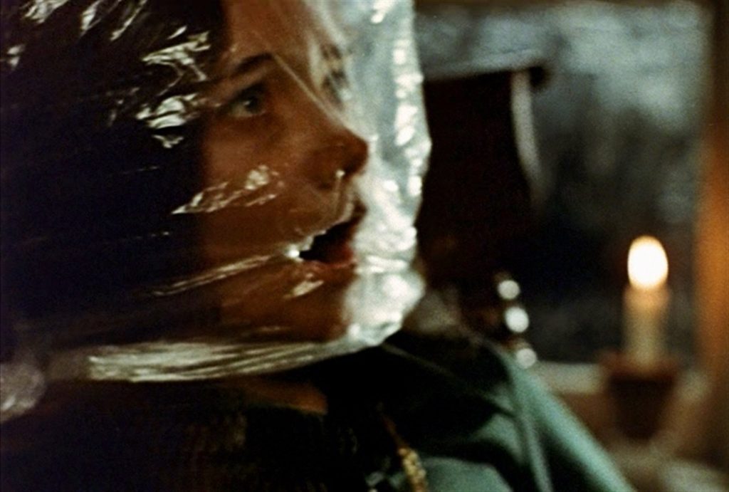 Lynne Griffin als Clare Harrison mit einer Plastikplane auf dem Kopf