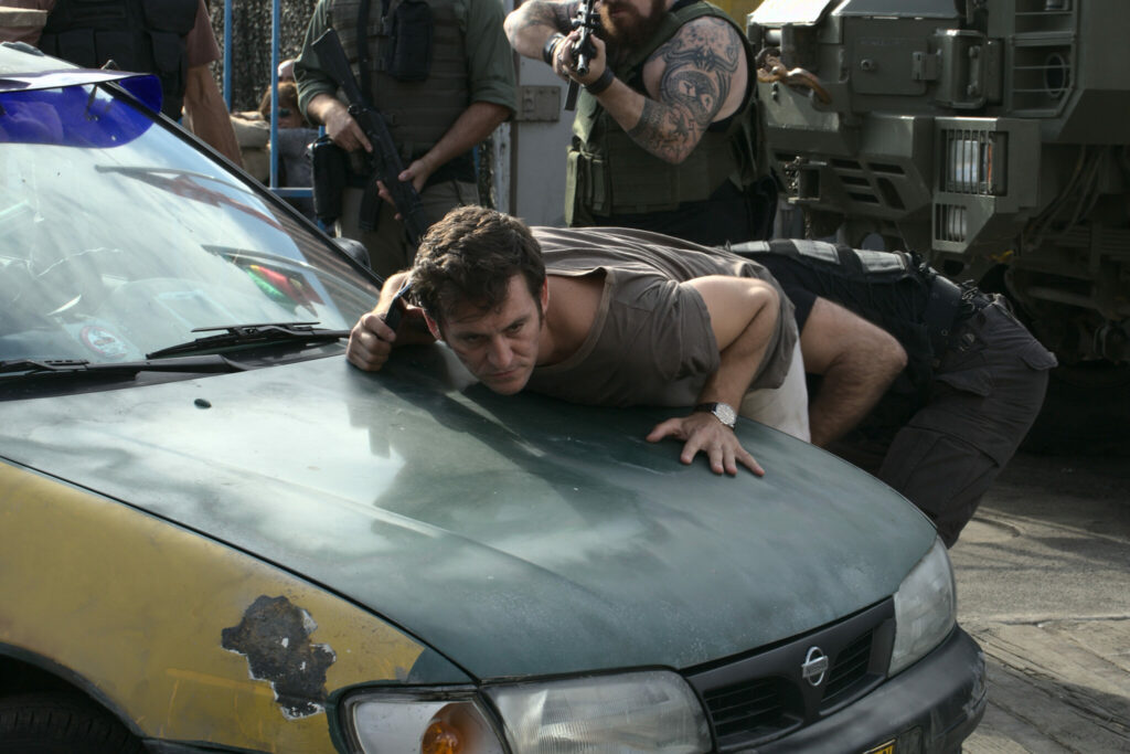 Carlos, gespielt von Raúl Arévalo, wird in Black Beach von Soldaten und Söldnern der Ölfirma gefilzt.