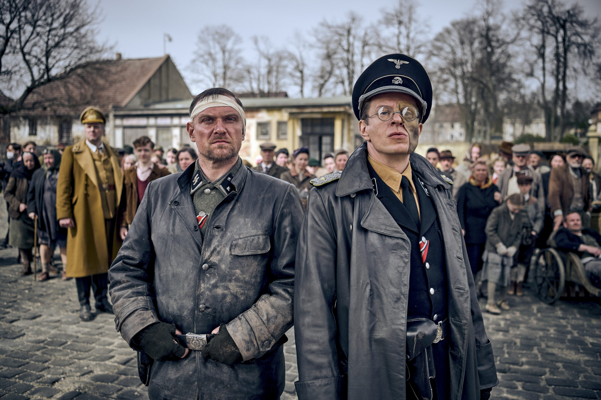 Florian Schmidtke als Dörfler und Alexander Scheer als Von Starnfeld in Nazi-Montur. Blood & Gold