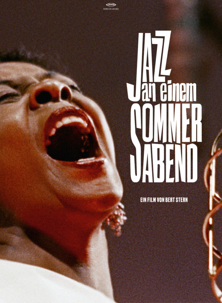 Eine Sängerin schreit in Extase auf dem Cover von Jazz an einem Sommerabend.