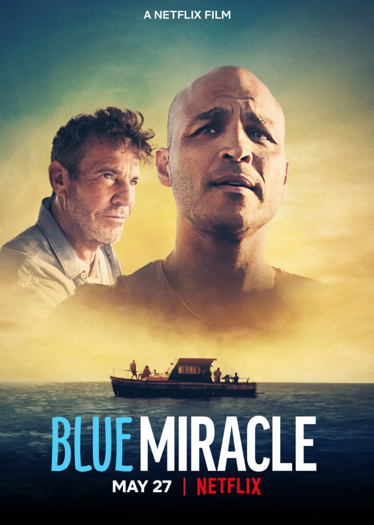 Das Filmplakat zu Netflix' Blue Miracle zeigt das Fischerboot auf dem Meer treibend im unteren Bereich des Bildes. Darüber ragen die beiden Köpfe der Hauptdarsteller Jimmy Gonzales und Dennis Quaid.