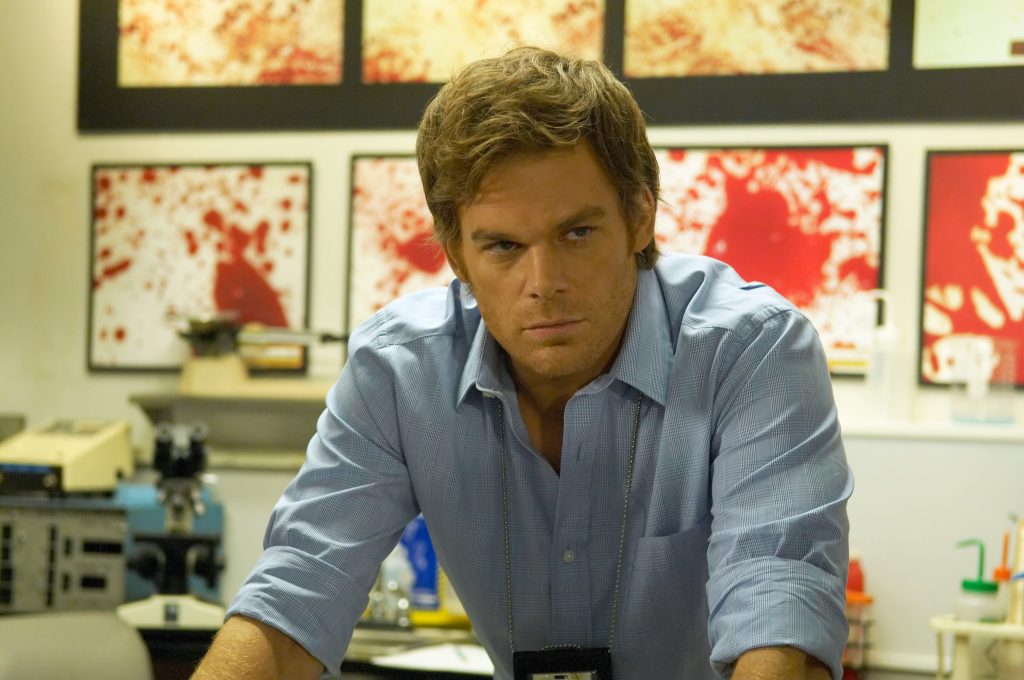 Dexter Morgan (Michael C. Hall), nachdenklich in seinem Forensiker-Labor.