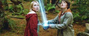 Vor Leslies (AnnaSophia Robb) und Jess' (Josh Hutcherson) Augen eröffnet sich eine neue Welt. Jess öffnet eine Geldtasche und aus dieser tritt ein leuchtender Strahl heraus, der in den Himmel ragt. Beide schauen dem Strahl hinterher. - "Brücke nach Terabithia"