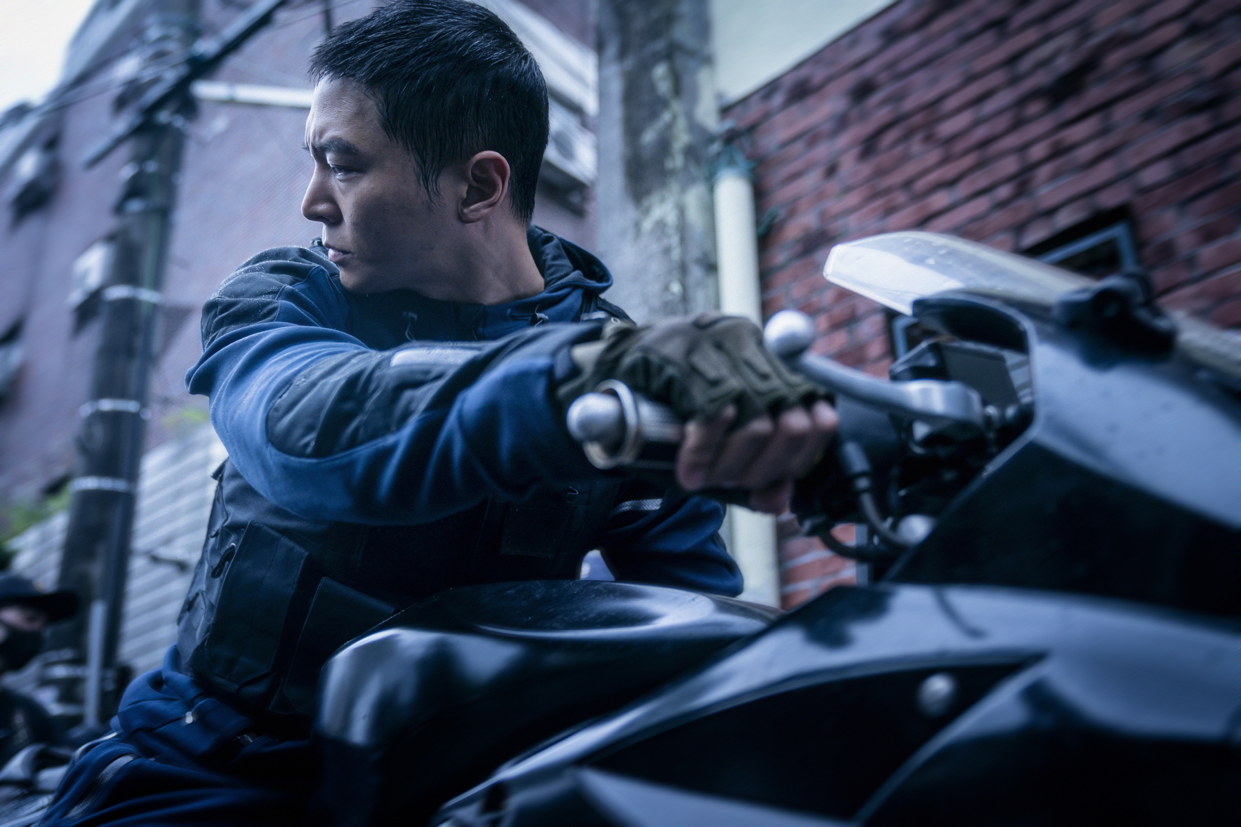 Der Protagonist von Carter auf einem Motorrad mit Blick über die Schulter.