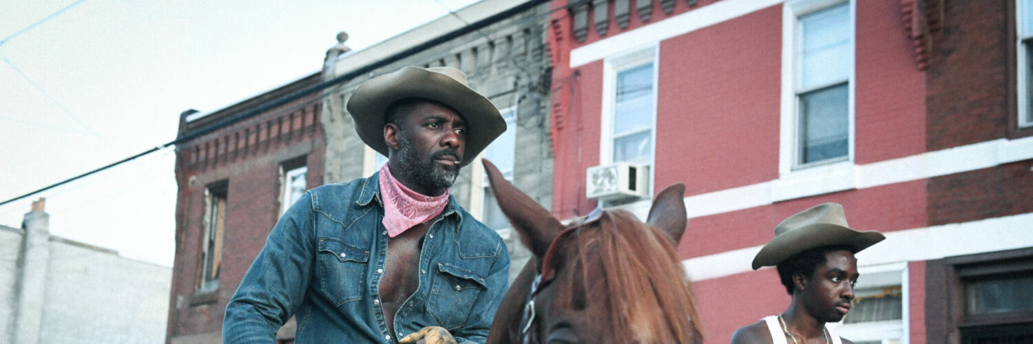 Idris Elba in Uniform hoch zu Pferde - Neu auf Netflix im April 2021