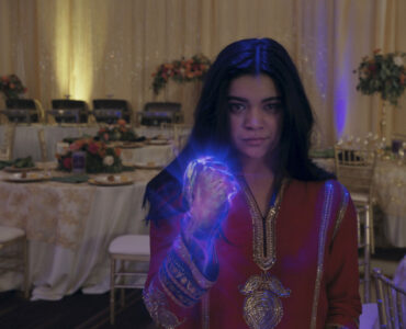 Kamala Khan entdeckt ihre Kräfte. Ihre Hand leuchtet.