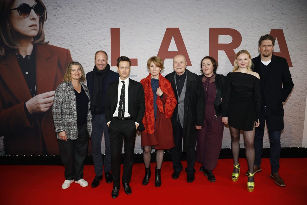 Cast und Crew auf dem roten Teppich bei der Premiere von Lara