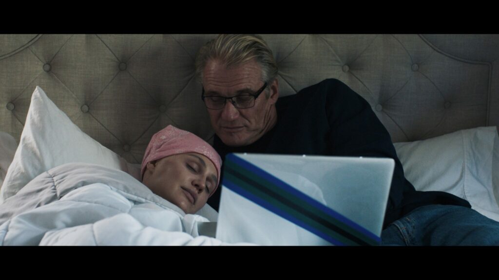 Dolph Lundgren liegt neben seiner Tochter Ida, die vor einem Laptop eingeschlafen ist, auf dem Bett - Castle Falls.