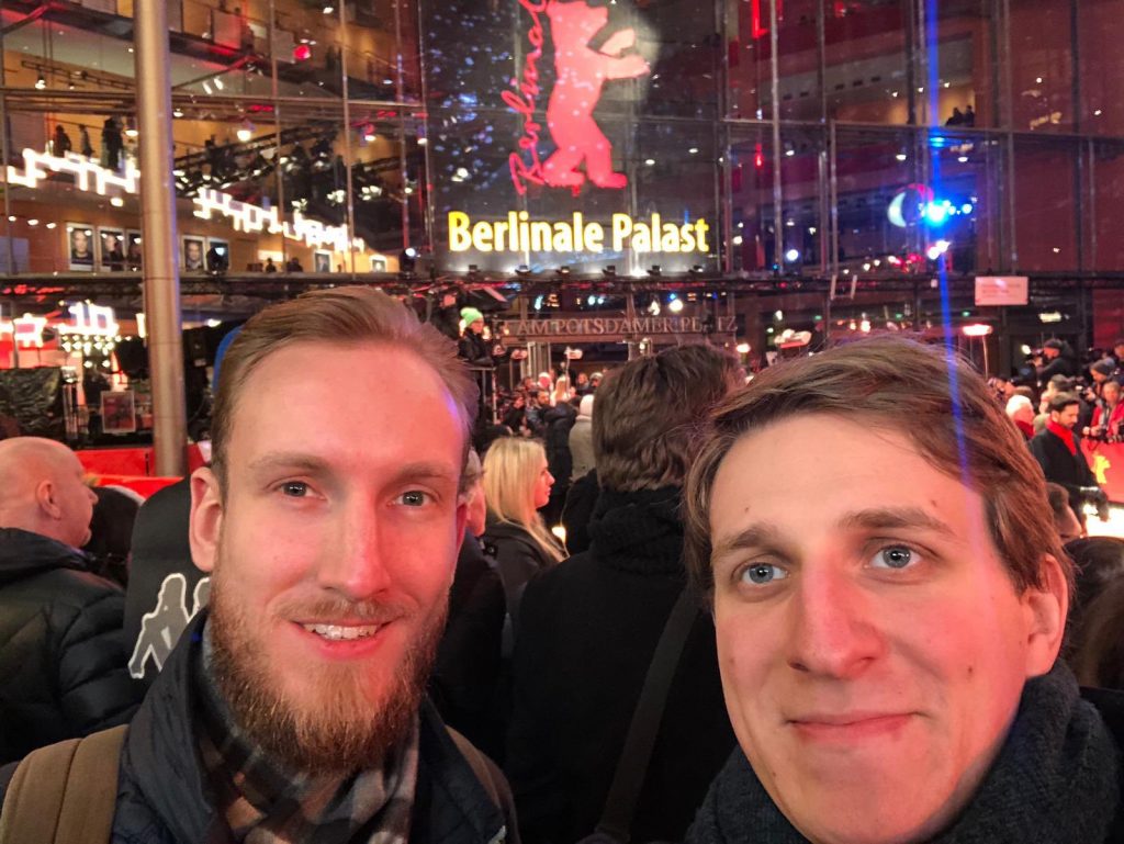 Chris (links) und Stefan am Roten Teppich der Berlinale. Ihre Erfahrungen werden sie sicher auch noch in unserem Podcast Filmfrühstück - Ein Toast auf den Film mit euch teilen.