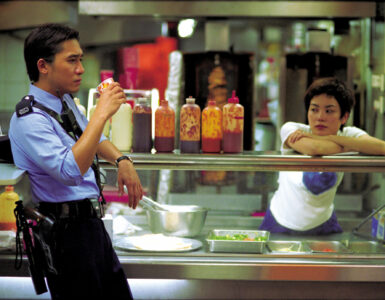 Polizist #663 trinkt in Chungking Express einen Kaffee, während Faye (Faye Wong) sich auf die Imbisstheke lehnt.