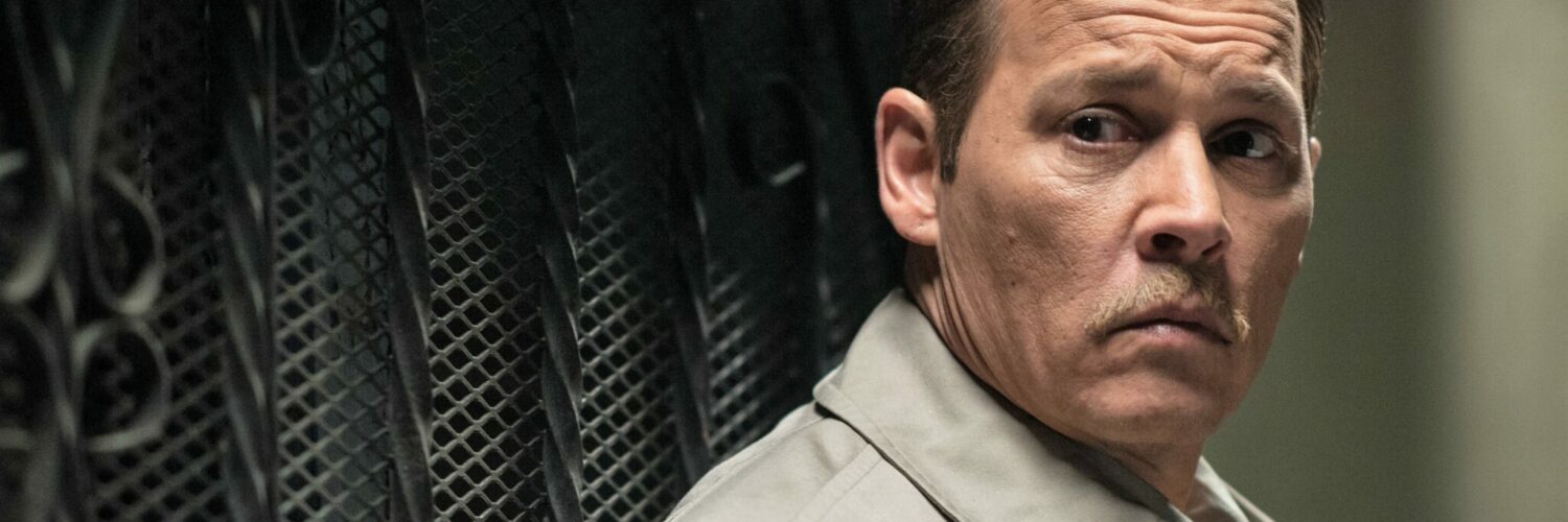 Detective Russel Poole (Johnny Depp) guckt erschrocken.