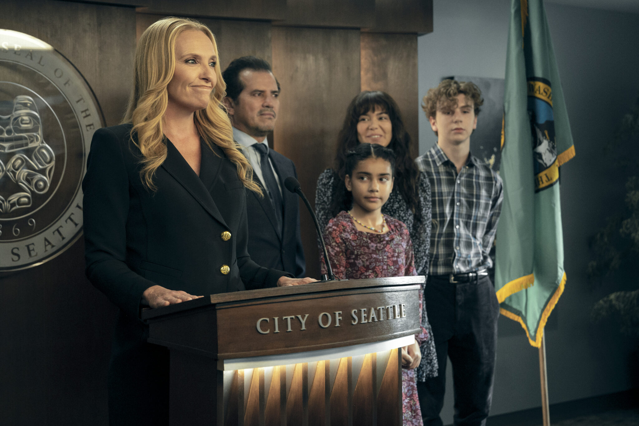 Tony Collette als Seattles Bürgermeisterin und ihre Familie auf dem Podium . Die Gabe
