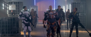 James Ford (Bruce Willis) betritt mit seinem Team eine Lagerhalle.