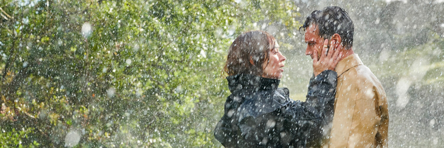 Emily Blunt als Rosemary Muldoon und Jamie Dornan als Anthony Reilly verliebt im Regen