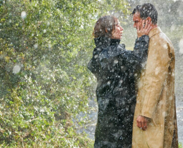 Emily Blunt als Rosemary Muldoon und Jamie Dornan als Anthony Reilly verliebt im Regen
