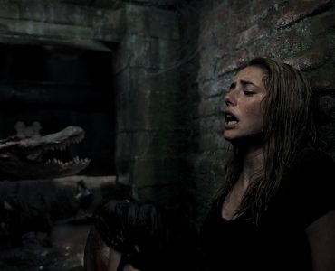 Im nassen Keller wird die angsterfüllte Haley von dem riesigen Alligator an die Wand gedrängt - Neu bei Prime im Juni 2020