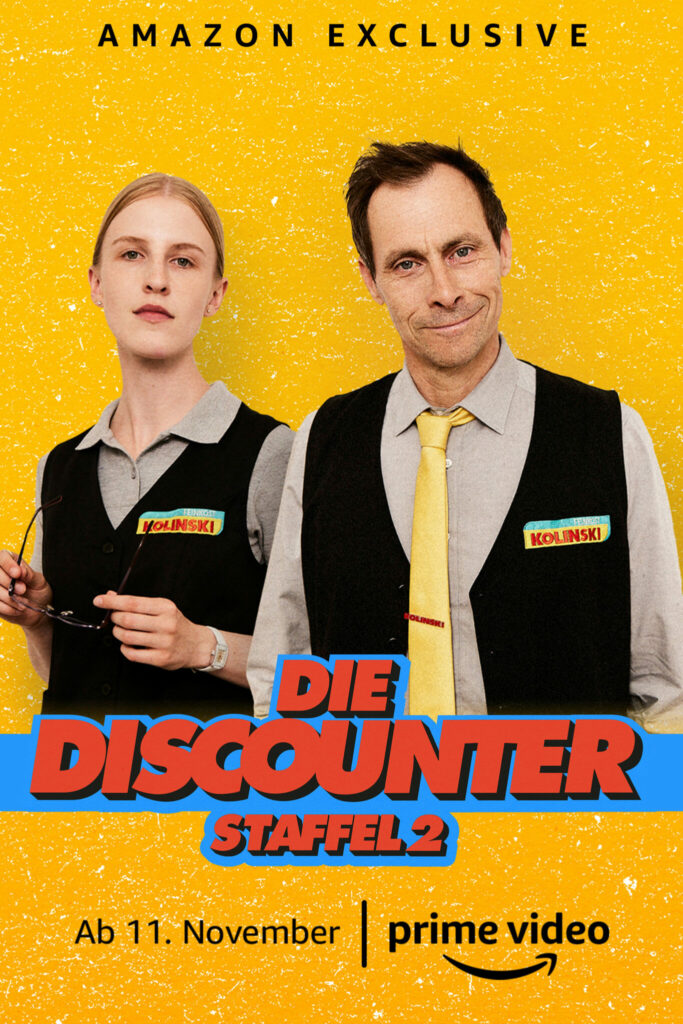Pina und Thorsten stehen nebeneinander vor einem gelben Hintergrund. Unter ihnen prangt der Schriftzug "Die Discounter Staffel 2"