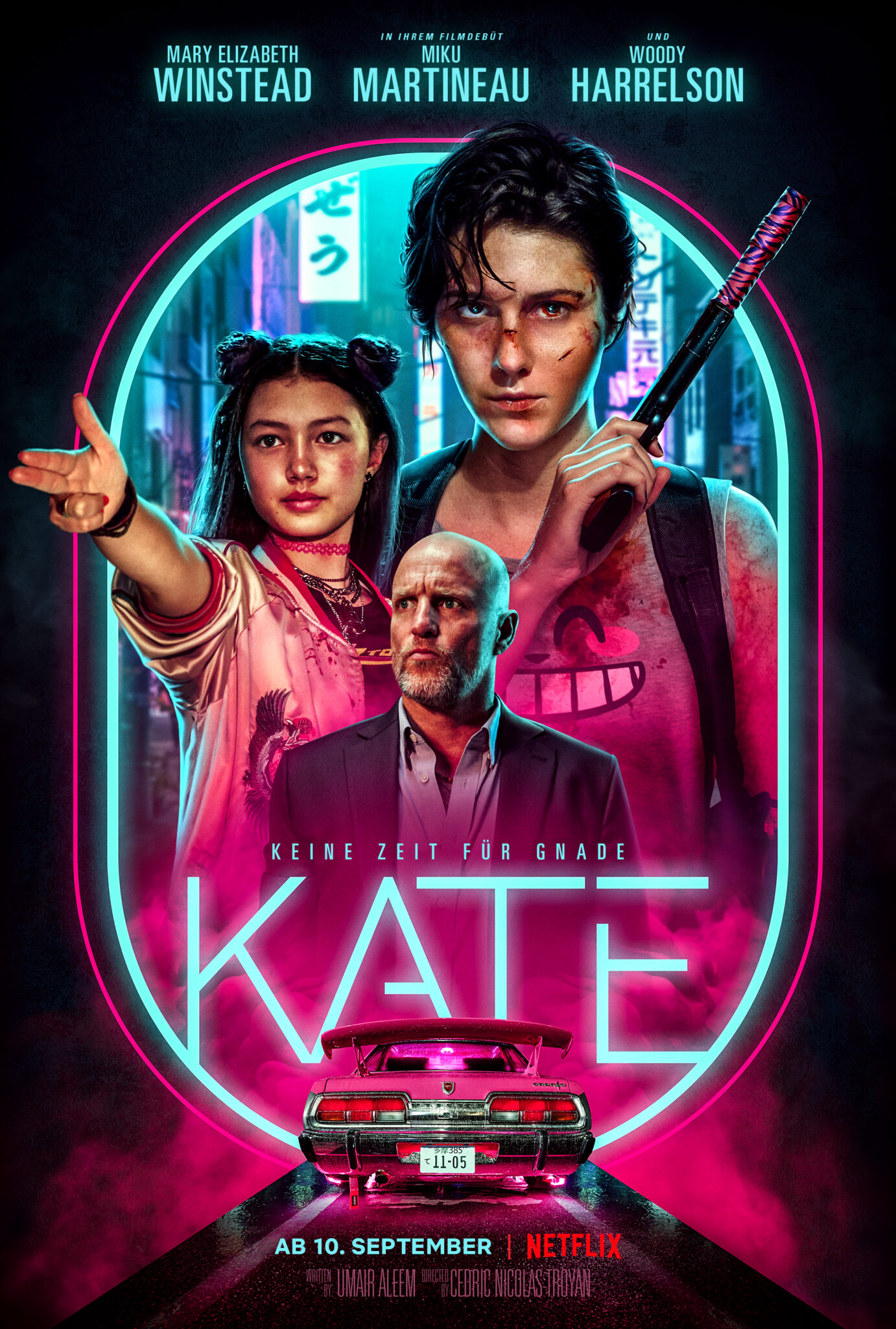 Das Plakat zu Kate zeigt die Titelfigur sowie zwei weitere Hauptfiguren, den Titel in Neonfarbe vor linkem Nebel und ein Pinkes Auto von hinten.