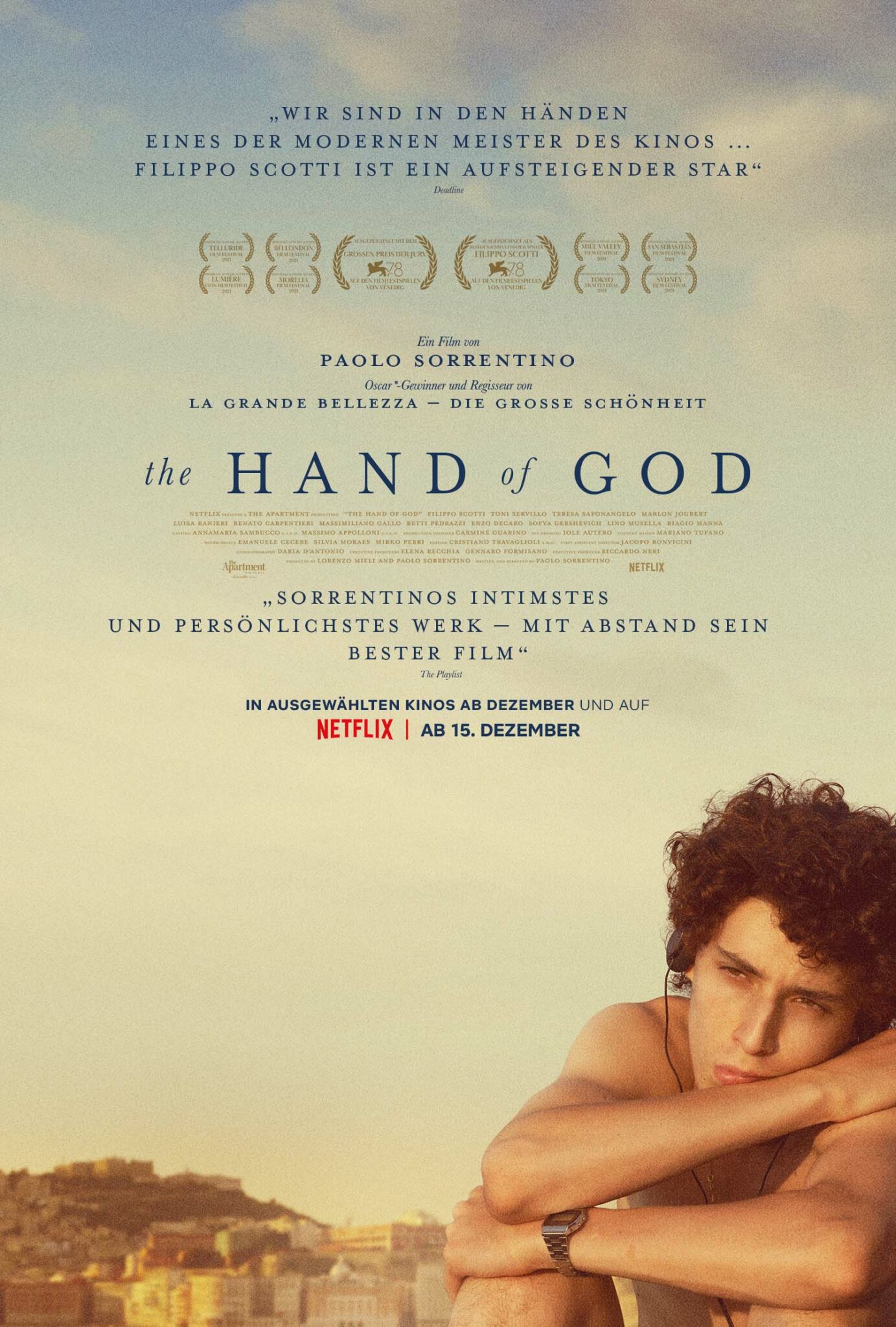 Das deutsche Plakat zu The Hand of God mit dem Titel in der oberen Hälfte und der Hauptfigur unten, rechts am Rand.