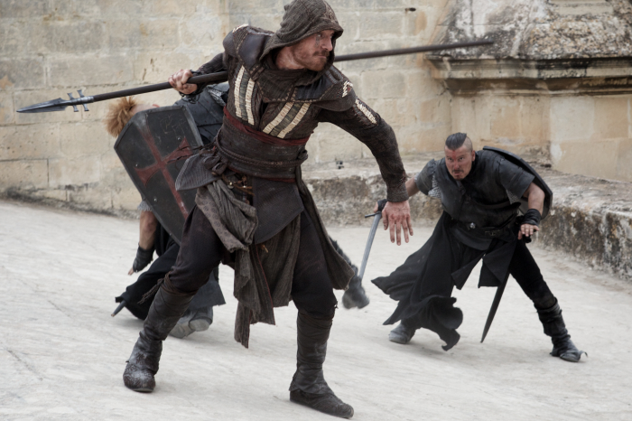 Michael Fassbender im Kampf mit bösen Schergen in Assassins Creed
