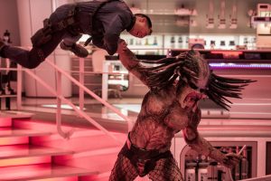 Der Predator in Predator - Upgrade wischt mit den Menschen den Boden auf.© 2018 Twentieth Century Fox