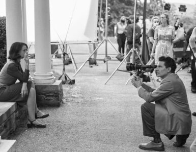 Auf dem Bild erkennt man Leonard, wie er eine Kamera hält und seine Frau Felicia beim Posieren filmt.