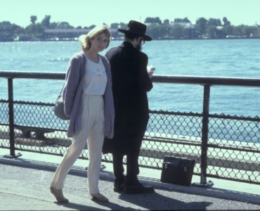 Rosanna Arquette geht als Roberta eine Strandpromenade entlang in Susan... Verzweifelt Gesucht