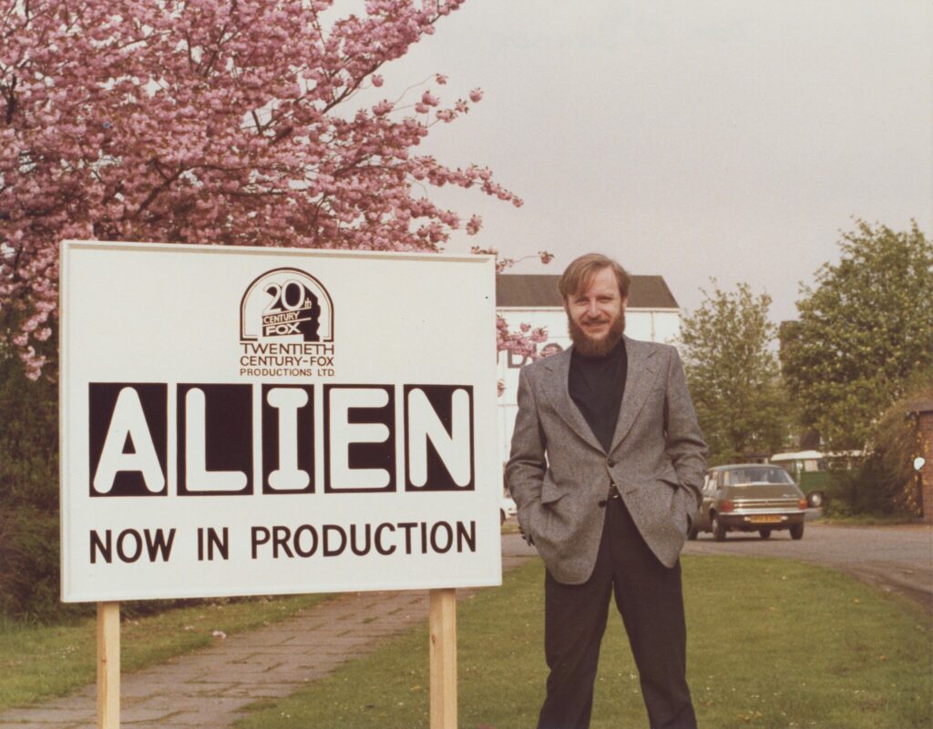 Dan O'Bannon auf dem Gelände von 20th Centuries-Fox bei den Dreharbeiten zu Alien | Memory - Über die Entstehung von Alien