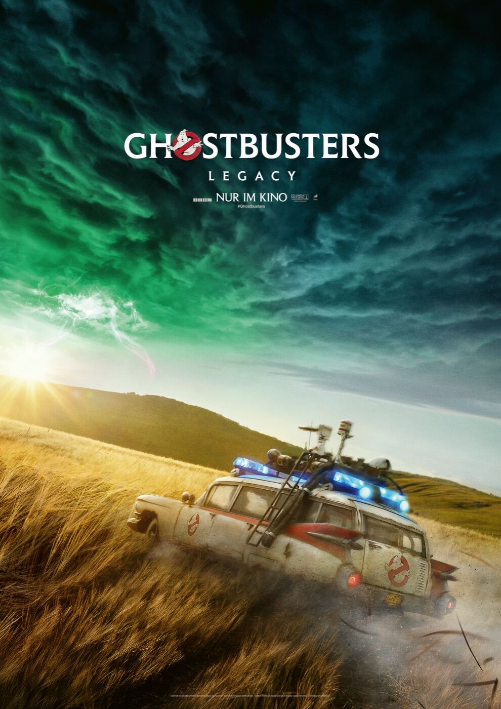 Auf dem Plakat von Ghostbusters: Legacy ist der Ecto 1 zu sehen, wie ihr über ein Feld fährt