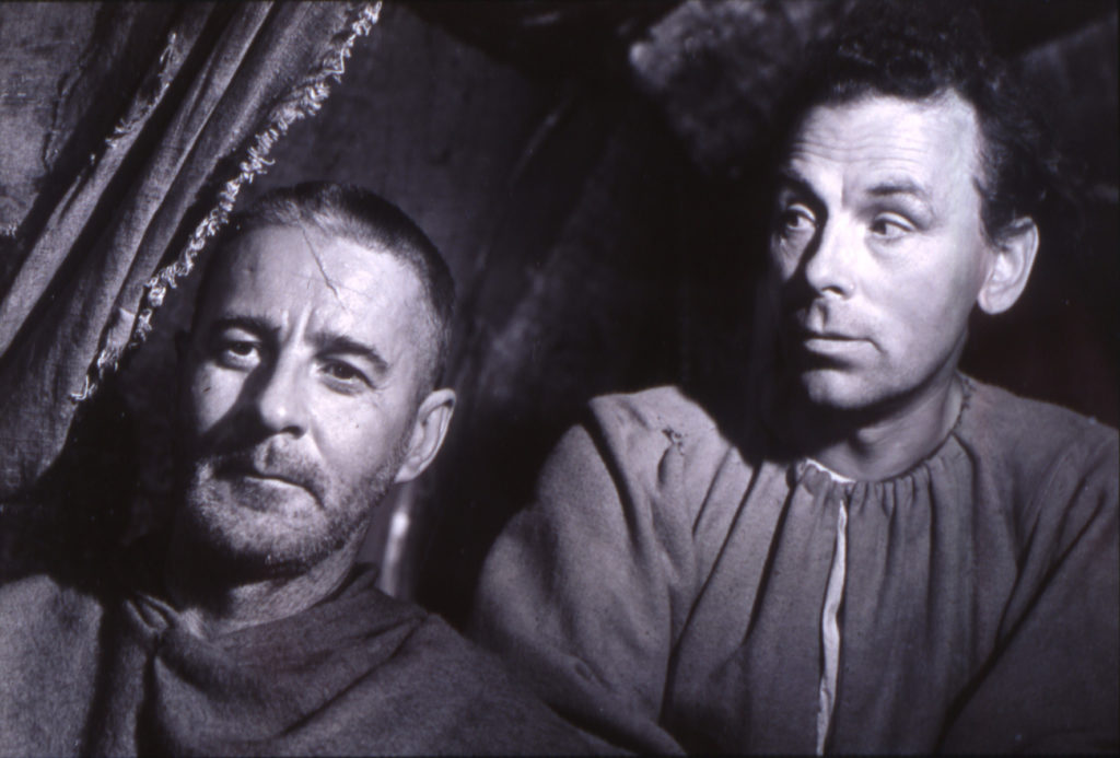 Gunnar Björnstrand als Jöns und Nils Poppe als Jof stehen in Das siebente Siegel nebeneinander.