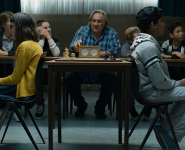Fahim, gespielt von Assad Ahmed, und seine Klubfreundin Luna, gespielt von Sarah Touffic Othman-Schmitt, sitzen mit den Rücken zum Schachbrett. Sie trainieren, Schach blind zu spielen.