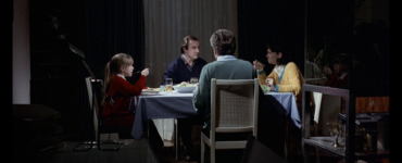 Georg, Anna, Evi und Alexander sitzen am Tisch zum Abendessen - Der siebente Kontinent