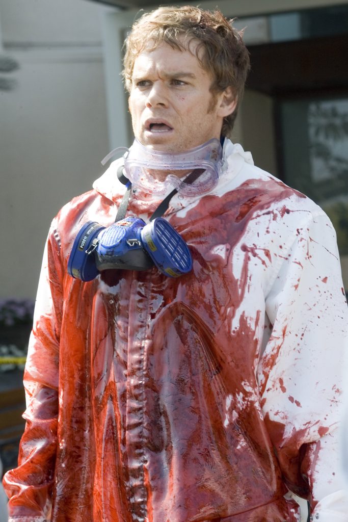 Dexter (Michael C. Hall) in einem komplett mit Blut überströmten Arbeitsanzug.