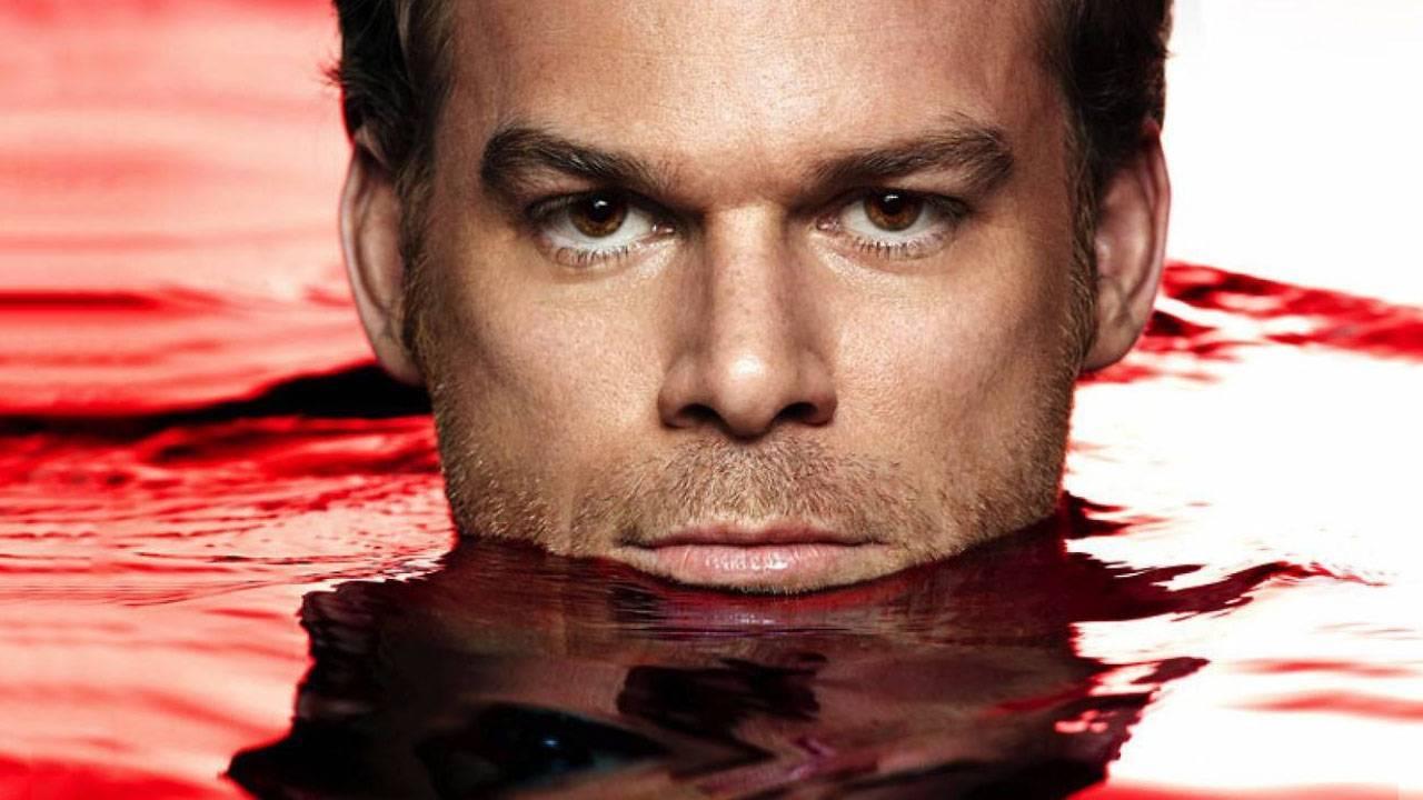 Dexter (Michael C. Hall) reckt seinen Kopf aus rot gefärbtem Wasser empor.
