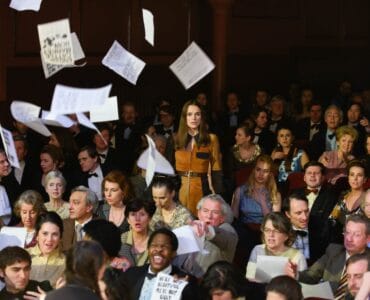 Sally Alexander, gespielt von Keira Knightley, steht im Publikum der Miss-Wahl auf und wirbelt Flugblätter über die Menge.
