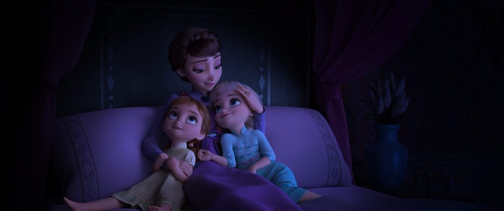 Die Mutter singt Anna und Elsa eine Lied zum Einschlafen