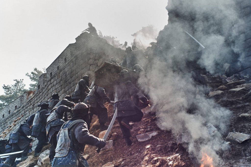 Die Soldaten der Mandschu stürmen die Festung Namhansanseong ©Koch Films
