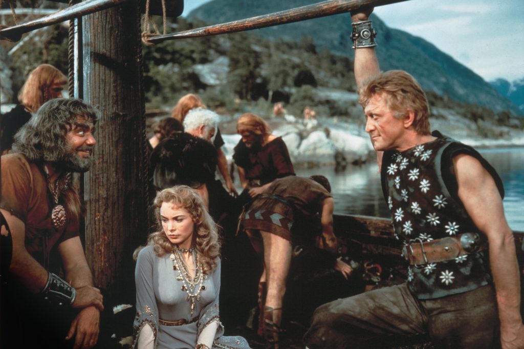 Morgana (Janet Leigh) wird von Ragnar (Ernest Borgnine) und seiner Bande in Gefangenschaft genommen. | DIE WIKINGER © capelight pictures