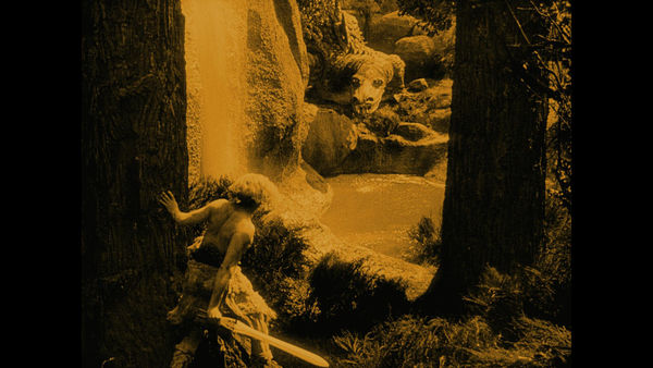 Siegfried trifft im Wald auf einen Drachen.