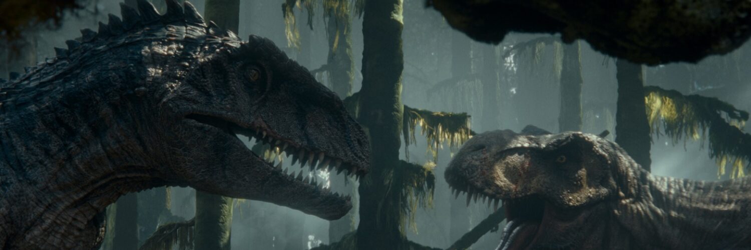 Zwei Dinosaurier kämpfen in einem Wald in Jurassic World - Ein neues Zeitalter