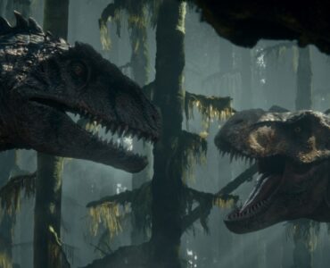 Zwei Dinosaurier kämpfen in einem Wald in Jurassic World - Ein neues Zeitalter